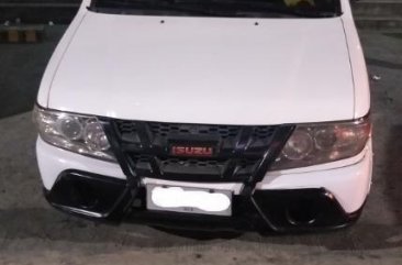 White Isuzu Crosswind for sale in Quezon city