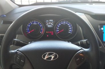 Selling White Hyundai Elantra in Carmona