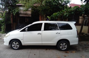 Selling White Toyota Innova in Liloan