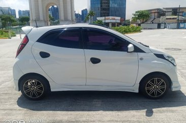 Selling White Hyundai Eon in Pasig