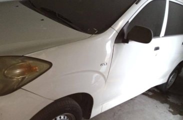 White Toyota Avanza 2010 for sale in Quezon City