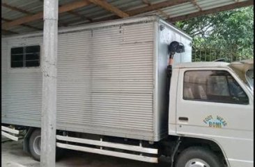 Selling White Isuzu Elf for sale in San Luis