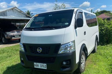 White Nissan Urvan for sale in Rosario