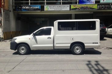 Selling White Toyota Hilux in Quezon City