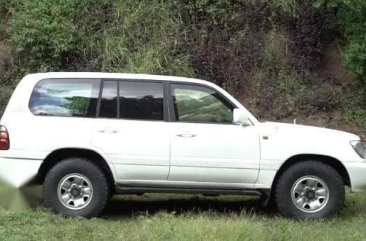 Selling White Toyota Land Cruiser in Bacoor