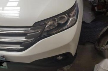 Selling White Honda Cr-V in Bonifacio