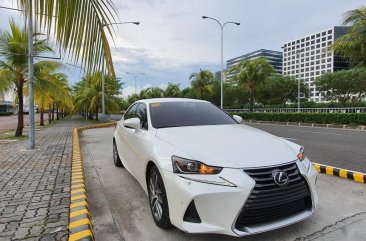 Selling Pearl White Lexus IS 350 2018 in Quezon City