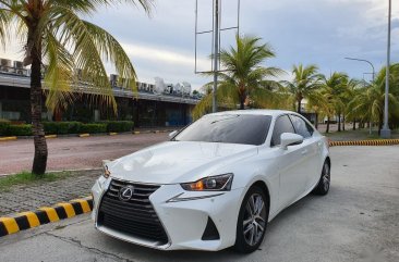Selling Pearl White Lexus IS 350 2018 in Quezon City