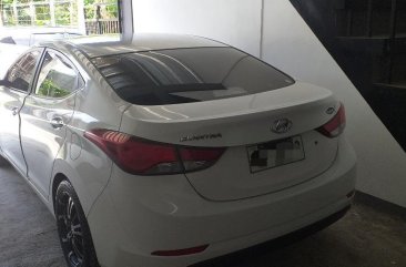 Sell White Hyundai Elantra in Carmona