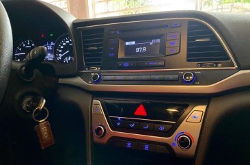 Selling White Hyundai Elantra 2017 in Muntinlupa