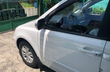 White Kia Carnival for sale in Manila