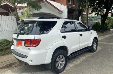 Selling White Toyota Fortuner 2005 in Makati