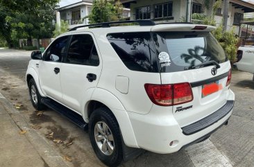 Selling White Toyota Fortuner 2005 in Makati
