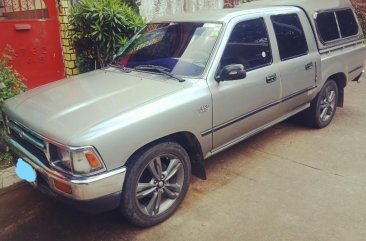 Selling Silver Toyota Hilux in Quezon City
