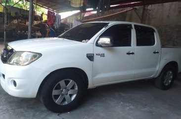 Selling Pearl White Toyota Hilux in Parañaque