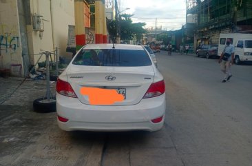 Selling Pearl White Hyundai Accent in Manila