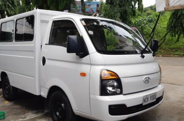 Pearl White Hyundai Accent for sale in Pasig