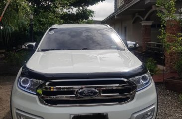 Selling White Ford Everest 2016 in Gapan