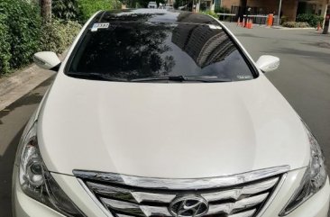Selling Pearl White Hyundai Sonata 2011 in Pasig