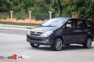 Selling Black Toyota Innova 2005 in Angono