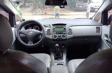 Selling Silver Toyota Innova 2006 in Makati