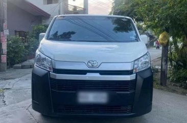 Selling White Toyota Hiace Commuter Deluxe 2020 in Manila