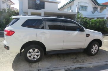 Selling White Ford Everest Ambiente 2017 in Muntinlupa