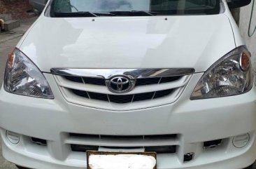 White Toyota Avanza 2011 for sale in Quezon