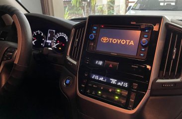 Selling White Toyota Land Cruiser 2017 in Makati