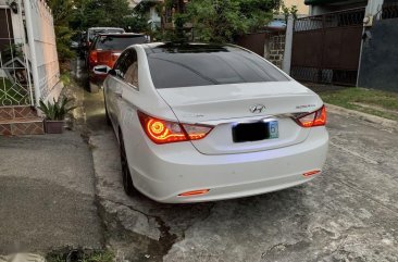 White Hyundai Sonata 2010 for sale in Quezon