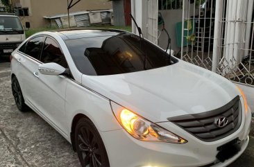 White Hyundai Sonata 2010 for sale in Quezon