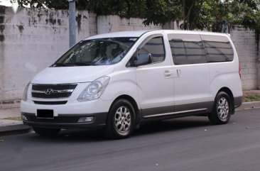 Selling White Hyundai Starex 2013 in Makati