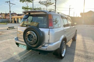 Grey Honda Cr-V 2000