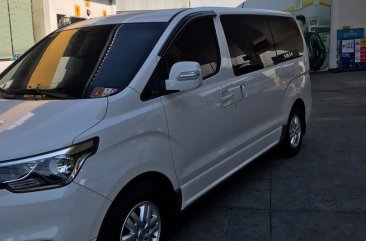 White Hyundai Grand Starex 2019