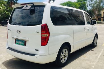 Selling White Hyundai Grand Starex 2011