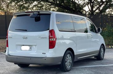 White Hyundai Grand Starex 2015