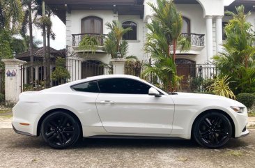 White Ford Mustang 2017