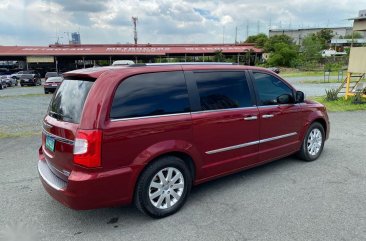 Selling Chrysler Town And Country 2013