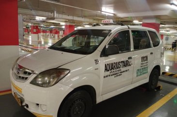 White Toyota Avanza 2009