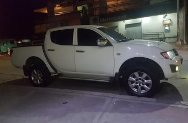  White Mitsubishi Strada 2012