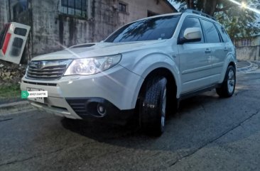 Selling White Subaru Forester 2009