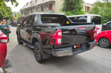 Selling Toyota Hilux 2021