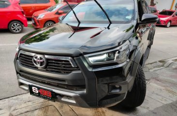 Selling Toyota Hilux 2021