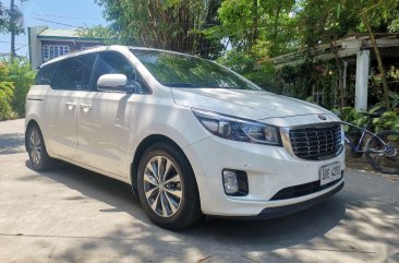 White Kia Carnival 2015