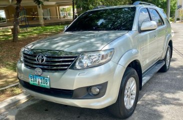 Selling White Toyota Fortuner 2012 