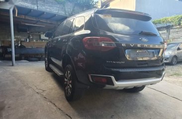 Selling Black Ford Everest 2018 in Makati