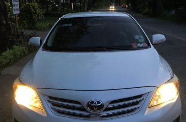 Pearl White Toyota Corolla Altis 2011