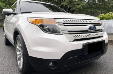 White Ford Explorer 2013 