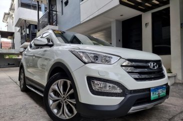 White Hyundai Santa Fe 2014 