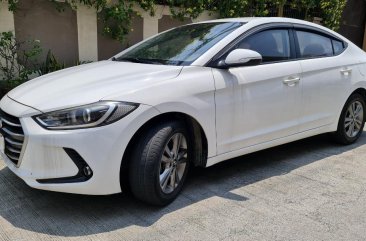 White Hyundai Elantra 2018 for sale in Automatic